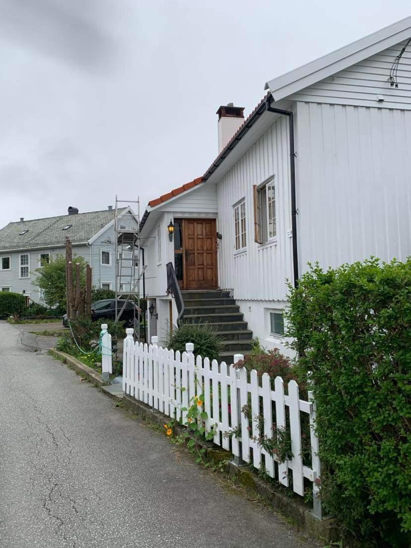 Sentrumsnaer Kjellerleilighet, Naer Sykehus Og Hogskole, Parkering Haugesund Esterno foto