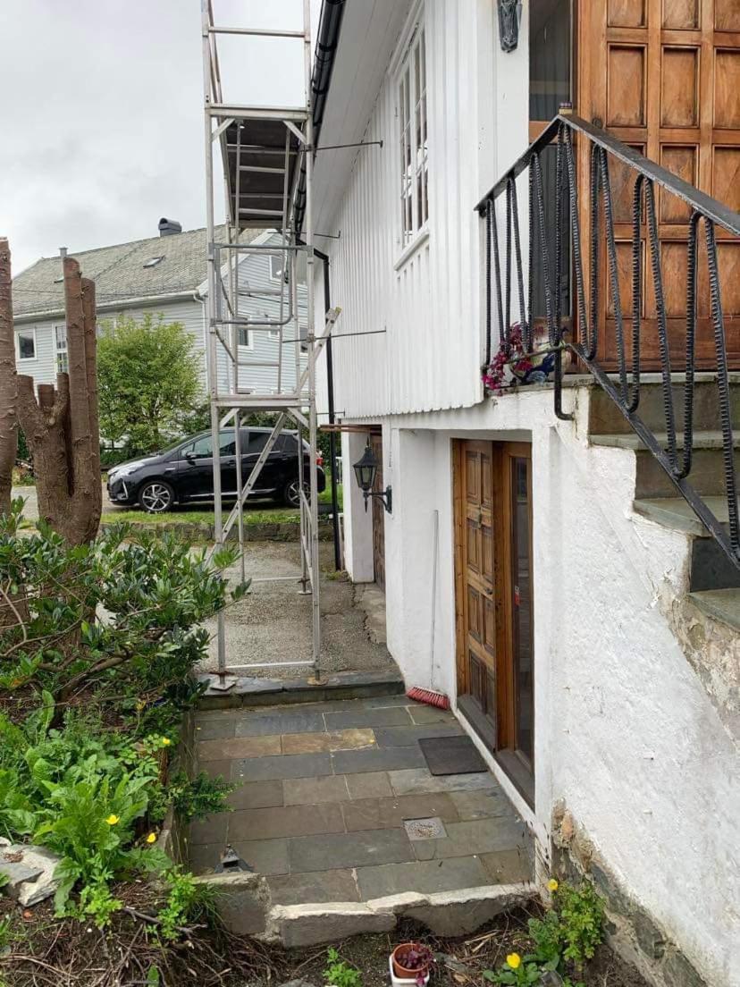 Sentrumsnaer Kjellerleilighet, Naer Sykehus Og Hogskole, Parkering Haugesund Esterno foto